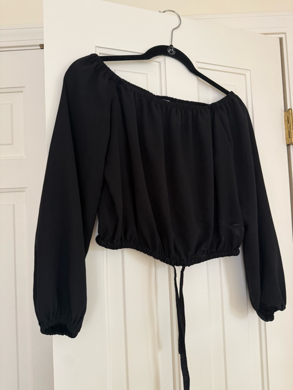 Wilfred Black Off-the-Shoulder Long Sleeve Crop Top